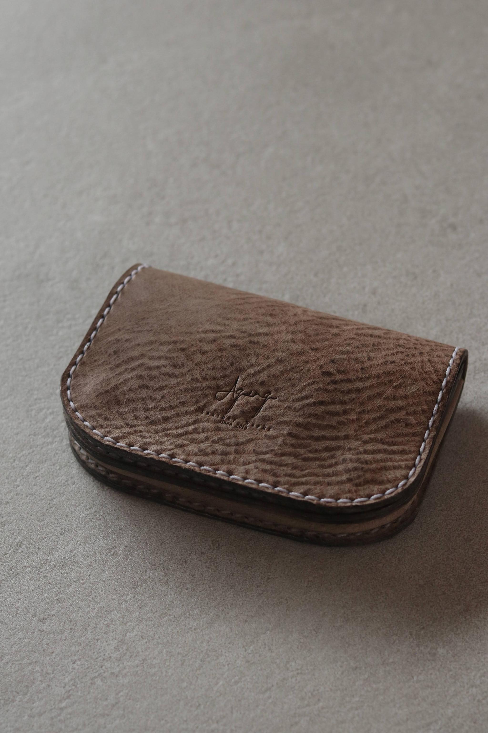 「コンパクト」と「大容量」を兼ね備えたミドルフラップウォレット　グレージュ